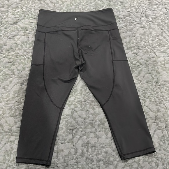 Zyia black capris size 16-18 - Picture 2 of 3